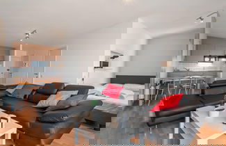 Foto 1 - One-bedroom Flat With sea Views and Parking