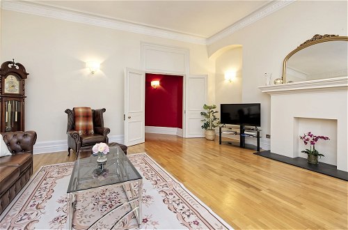 Photo 10 - Historic Whitehall Flat in SW1 by Underthedoormat