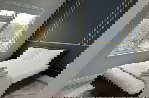 Foto 3 - London Studios and Suites