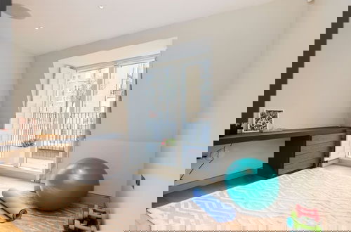 Foto 6 - The Knightsbridge Wonder - Modern Two Bedroom House With Parking