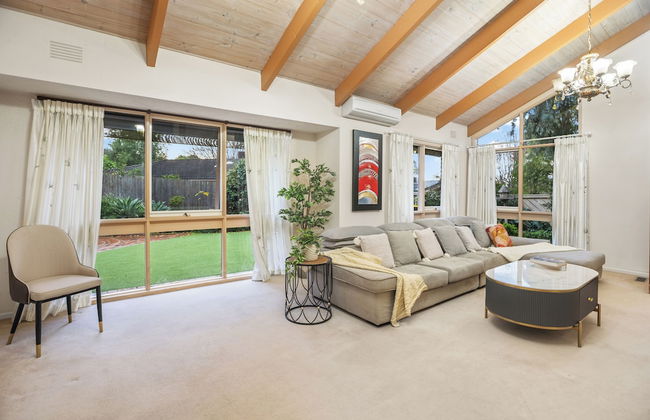 Stylish Retreat at Wheelers Hill 5BRM - Foto 49