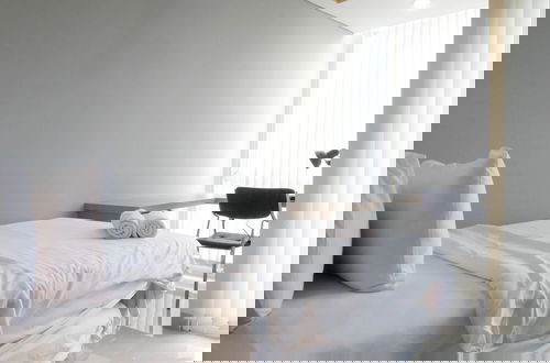 Foto 2 - Good Deal Minimalist Studio Apartment At Tamansari Papilio