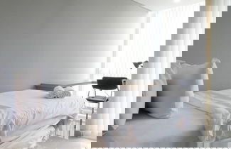 Foto 2 - Good Deal Minimalist Studio Apartment At Tamansari Papilio