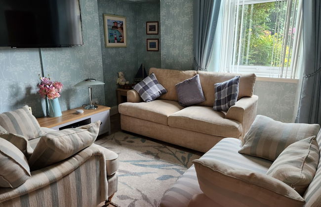 Captivating 2-bed Ground Floor Apartment in Largs - Foto 1