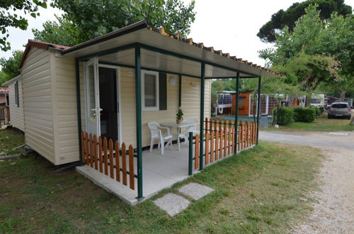 Foto 27 - Wooden Chalet with Terrace near Beach