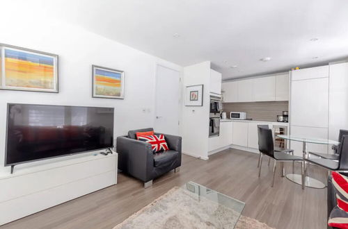 Foto 14 - Modern 2BD Flat With a Balcony - Wandsworth