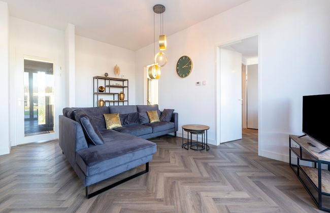 Cozy Villa With Lakeside Views - Photo 20