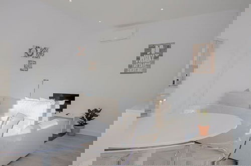 Photo 5 - Liiiving in Porto Center Spot Apartment