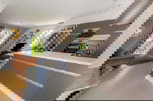 Foto 15 - Beautiful Holiday Home With Swimming Pool