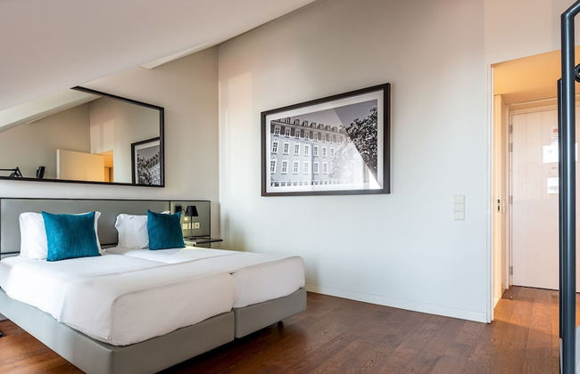 Gary01 Exclusive Top Floor 2BD by the Timeout Market - Photo 5