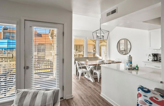 Recently Renovated Condo w/ Breezy Ocean Views - Steps to Beach - Foto 29