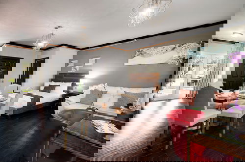 Photo 3 - Tradewinds Apartment Hotel