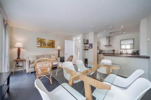 Foto 17 - JOIVY Modern 2 bed flat in Central London, sleeps 6