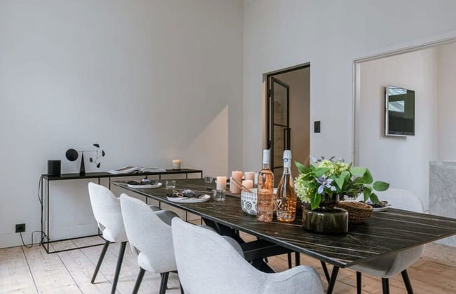 Charming House in the City of Antwerp With Parking - Photo 3