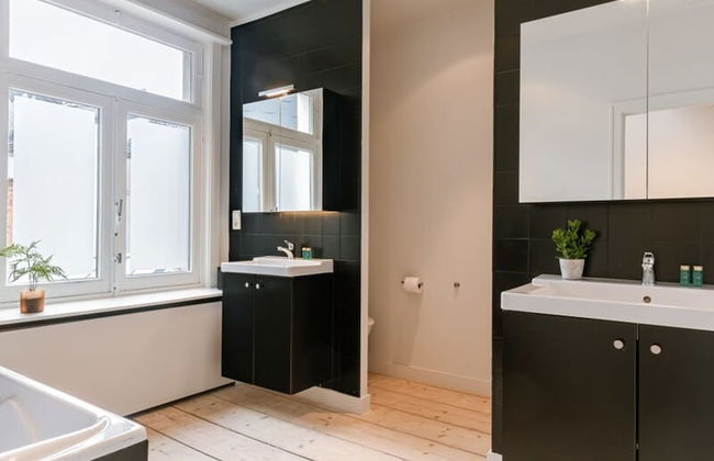 Charming House in the City of Antwerp With Parking - Photo 5