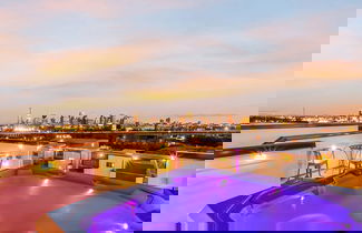 Foto 1 - Luxury Stay With Rooftop Views in Prime Location