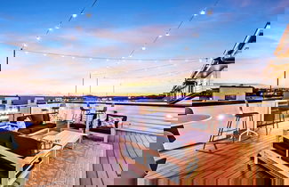 Foto 3 - Luxury Stay With Rooftop Views in Prime Location