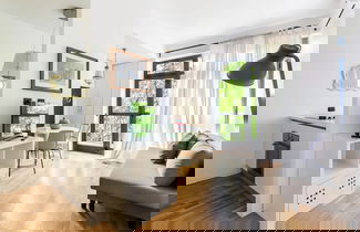 Foto 1 - Stylish Apartment With Balcony
