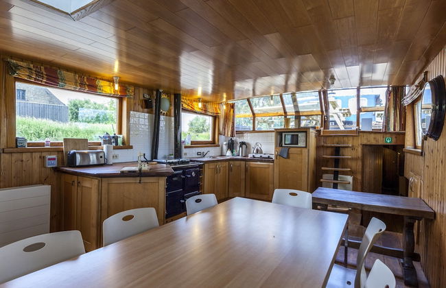 Boat Getaway Near Lake - Photo 23