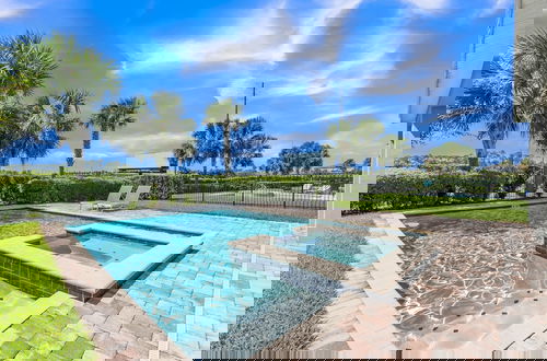 Foto 26 - Modern Private Pool 4 Bedroom Home by Disney 4 Home by RedAwning