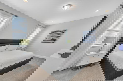 Foto 5 - Modern Private Pool 4 Bedroom Home by Disney 4 Home by RedAwning