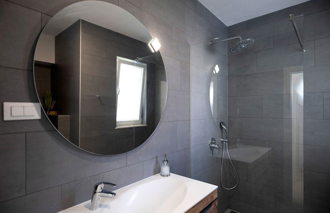 Exclusive Seafront Suites with hot tub - Photo 30