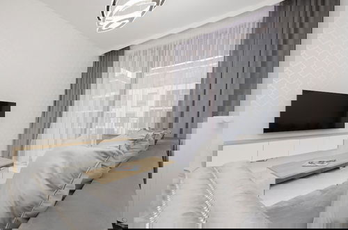 Foto 19 - Luxurious Grey Apartment by Renters
