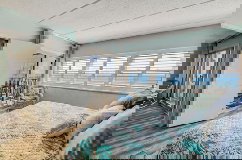 Foto 4 - Striking Ocean View Condo with Private Walkway to the Beach by RedAwning