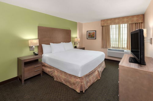 Photo 18 - La Quinta Inn & Suites by Wyndham San Antonio Medical Ctr NW