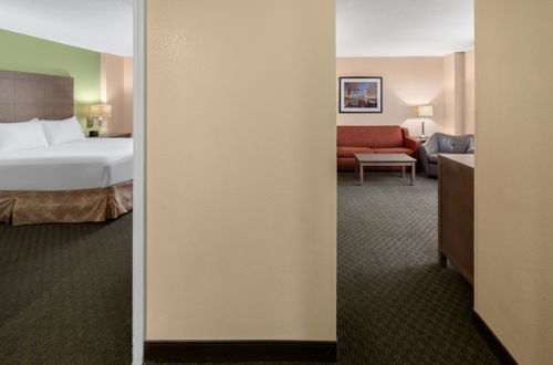 Photo 8 - La Quinta Inn & Suites by Wyndham San Antonio Medical Ctr NW