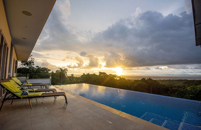 Luxury Hillside Estate at Nativa Resort by RedAwning - Foto 25