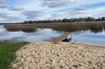 Foto 34 - Amazing Lakefront Retreat On Long Lake! 2 Bedroom Home by RedAwning