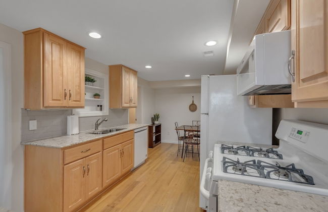 Amazing Lakefront Retreat On Long Lake! 2 Bedroom Home by RedAwning - Foto 13