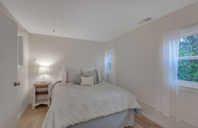 Amazing Lakefront Retreat On Long Lake! 2 Bedroom Home by RedAwning - Foto 4
