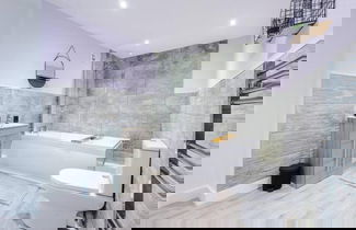 Photo 16 - Imperial War Museum North Two-bedroom by Belvilla