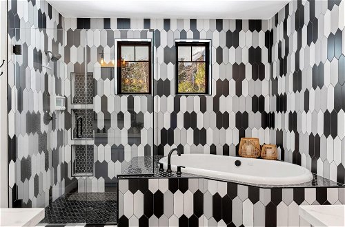 Foto 46 - Luxury Retreat Home w Hot Tub