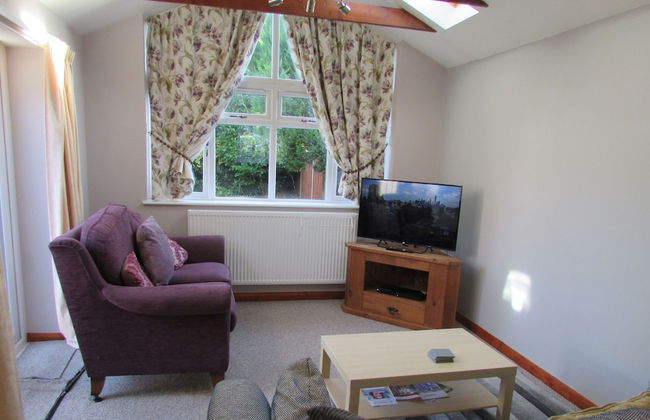Spacious Detached Bungalow With Ample Parking - Photo 48