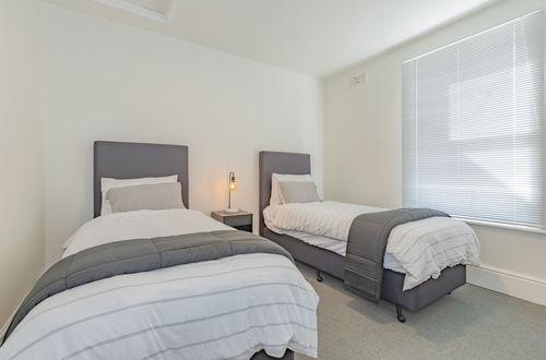 Photo 6 - 4 Bedroom House - Hobart CBD - Parking