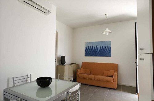 Foto 4 - Dolce Mare 2 - Sea Front Apartment - Large Terrace - Wifi and Private Parking