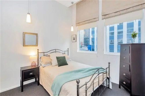 Photo 3 - Charming Spacious Two Bedroom In Central Cbd