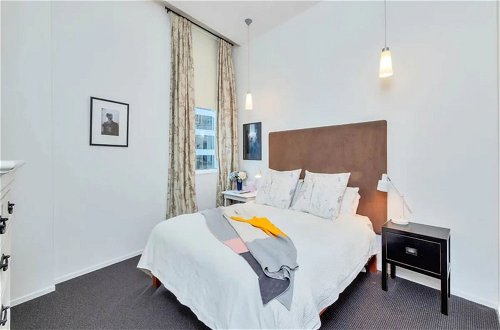 Photo 2 - Charming Spacious Two Bedroom In Central Cbd