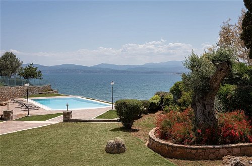 Foto 23 - Eretria Luxurious Seafront Villa