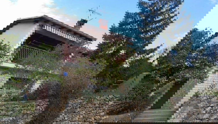 Foto 1 - Serene Garden Apartment With Terrace