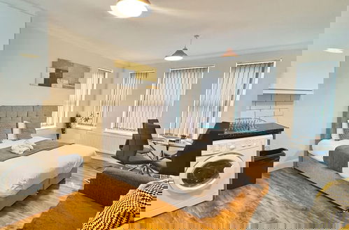 Foto 4 - Stay Near Heathrow! Pristine, Convenient & Only 5 Mins to the Terminals