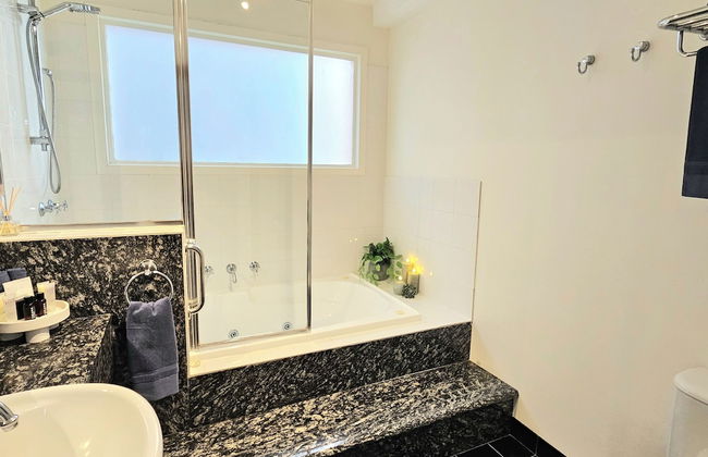 Sandstone Suites - Photo 22