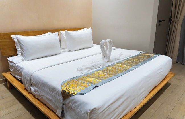 Moonway Luxury Suites At Eaton Residence - Photo 40