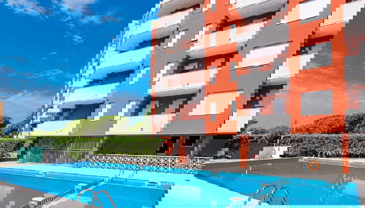 Foto 1 - Belvilla by OYO Inviting Apartment With Pool