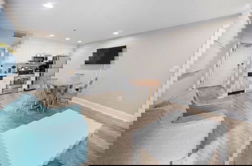 Foto 6 - Modern & Spacious PCB Condo! 1st Floor, Pvt Porch