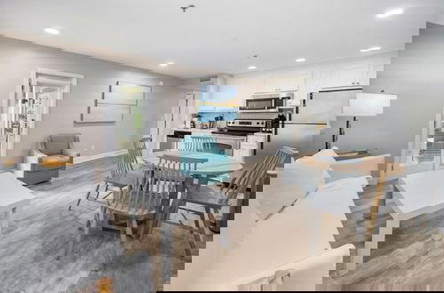 Foto 2 - Modern & Spacious PCB Condo! 1st Floor, Pvt Porch