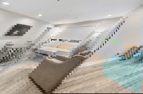 Foto 3 - Modern & Spacious PCB Condo! 1st Floor, Pvt Porch